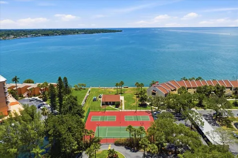 7530 Sunshine Skyway Lane S St Petersburg FL 33711