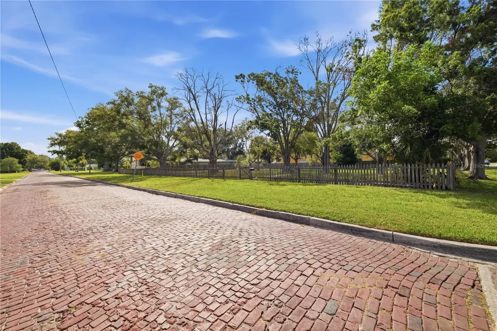 698 Villagrande Avenue S St Petersburg FL 33707