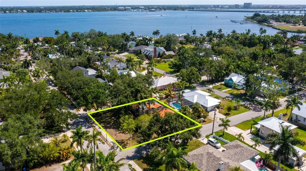 219 24 Street W Bradenton FL 34205