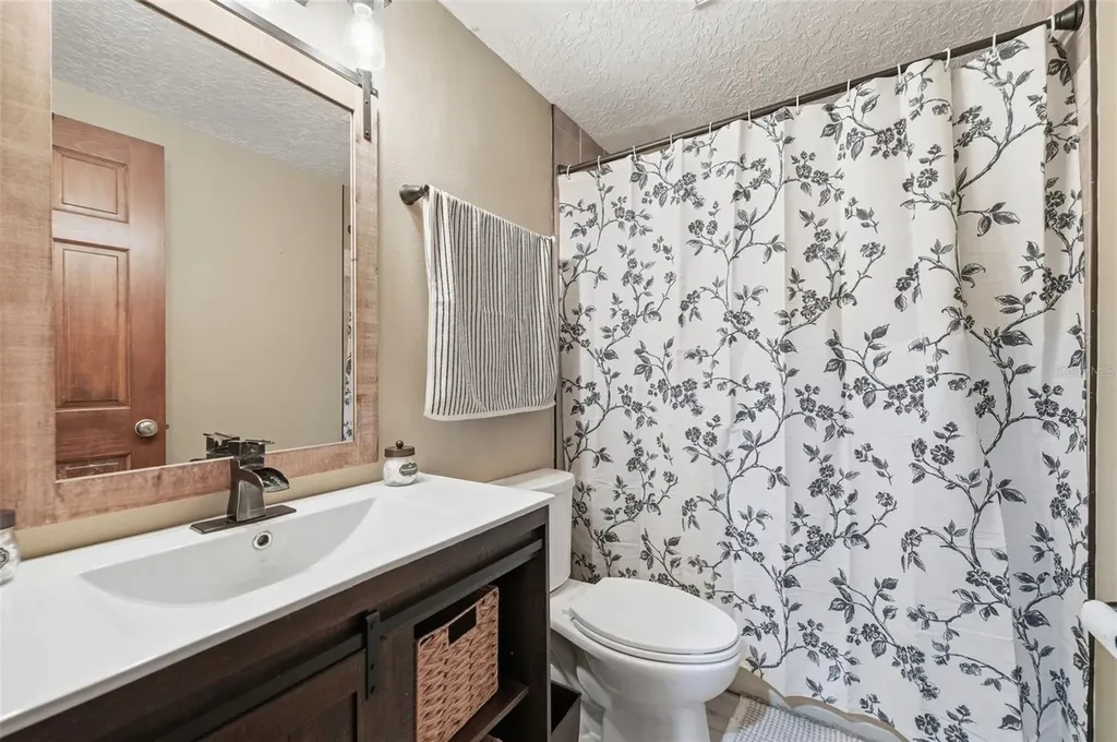 381 N Jungle Road Geneva FL 32732