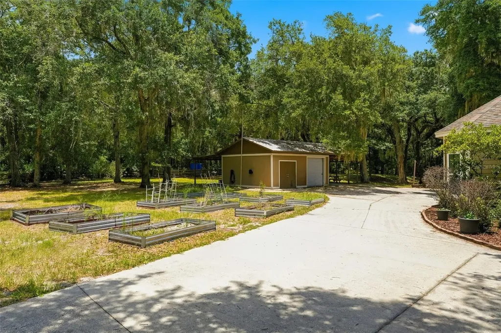 381 N Jungle Road Geneva FL 32732