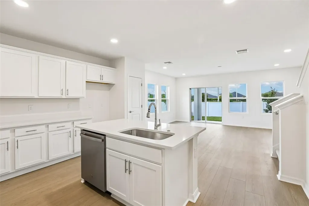 6876 Holcombe Down Drive Zephyrhills FL 33541