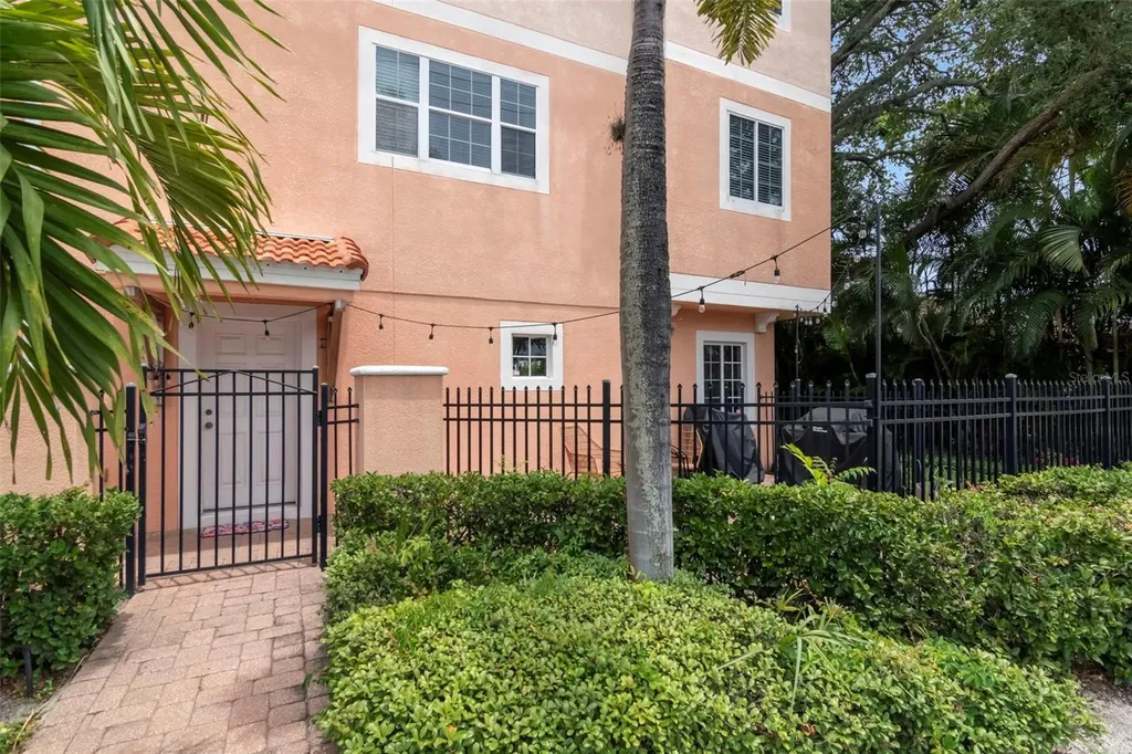 3025 W Grovewood Court Tampa FL 33629