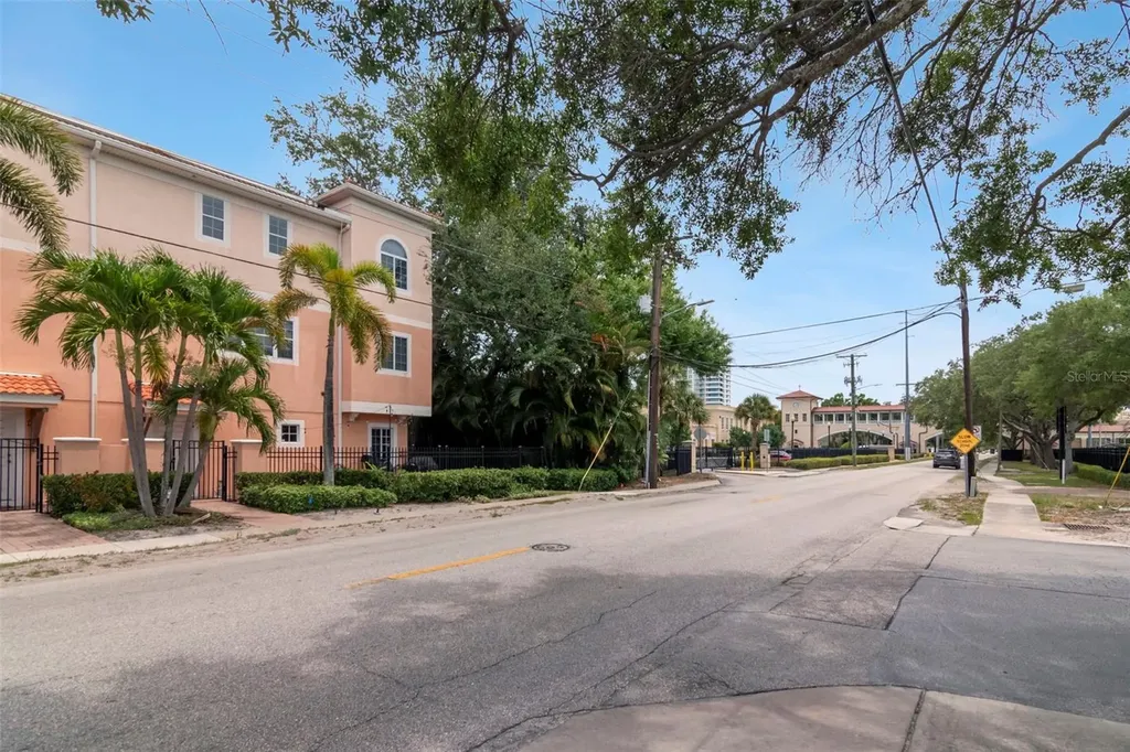3025 W Grovewood Court Tampa FL 33629