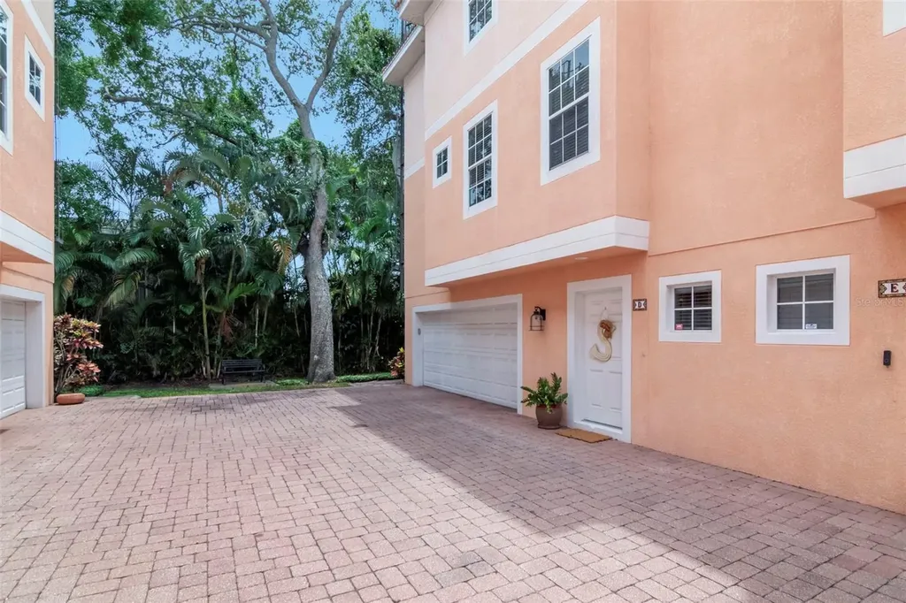3025 W Grovewood Court Tampa FL 33629
