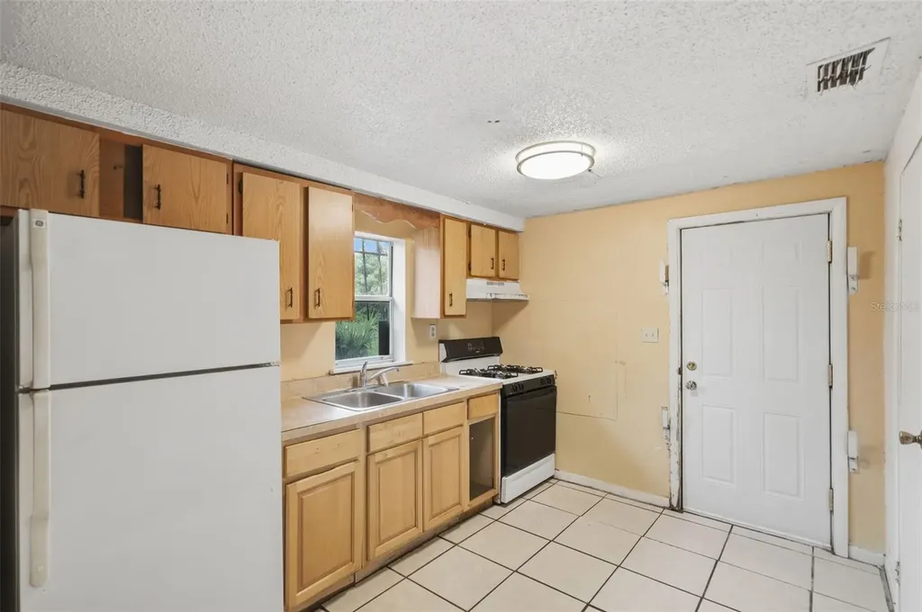 1215 S Delaware Avenue Deland FL 32720