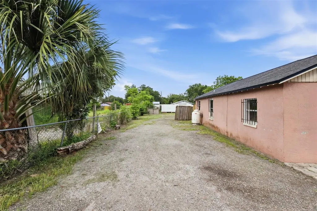 1215 S Delaware Avenue Deland FL 32720
