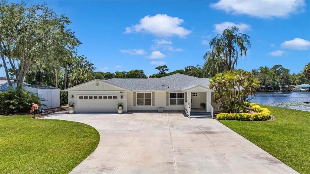 1645 Spring Garden Drive Astor FL 32102