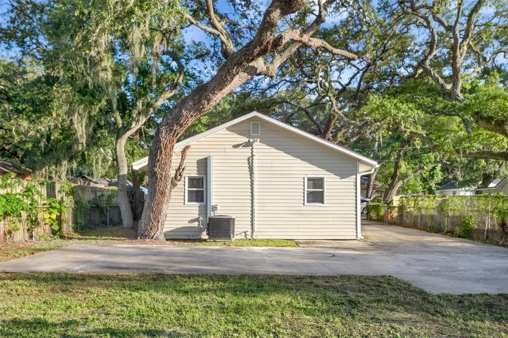 2116 E Ellicott Street Tampa FL 33610