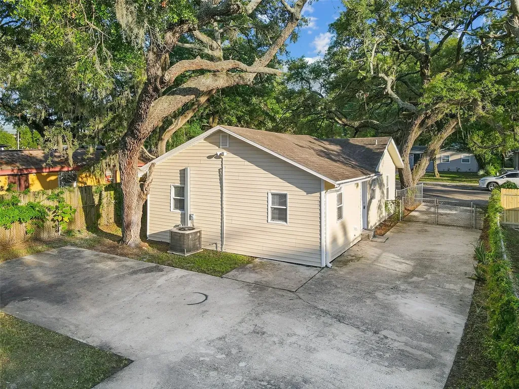 2116 E Ellicott Street Tampa FL 33610
