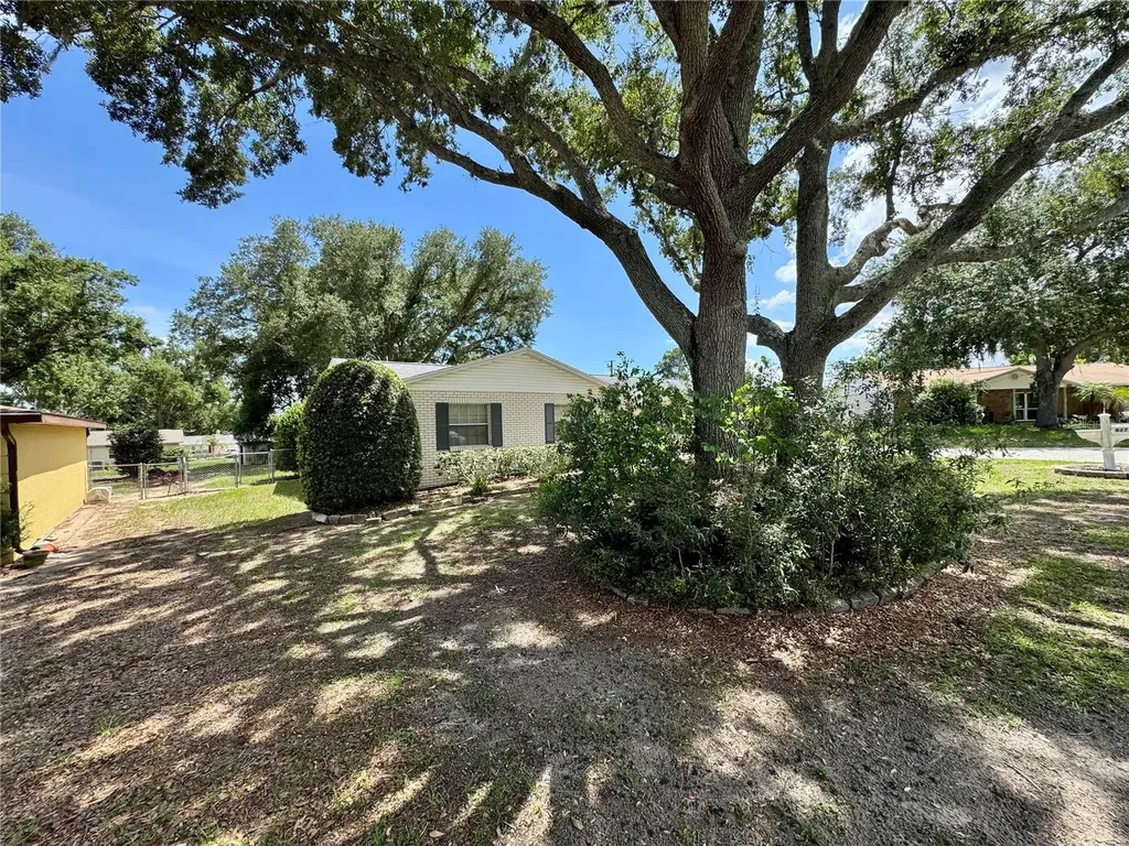 827 Strawberry Lane Brandon FL 33511