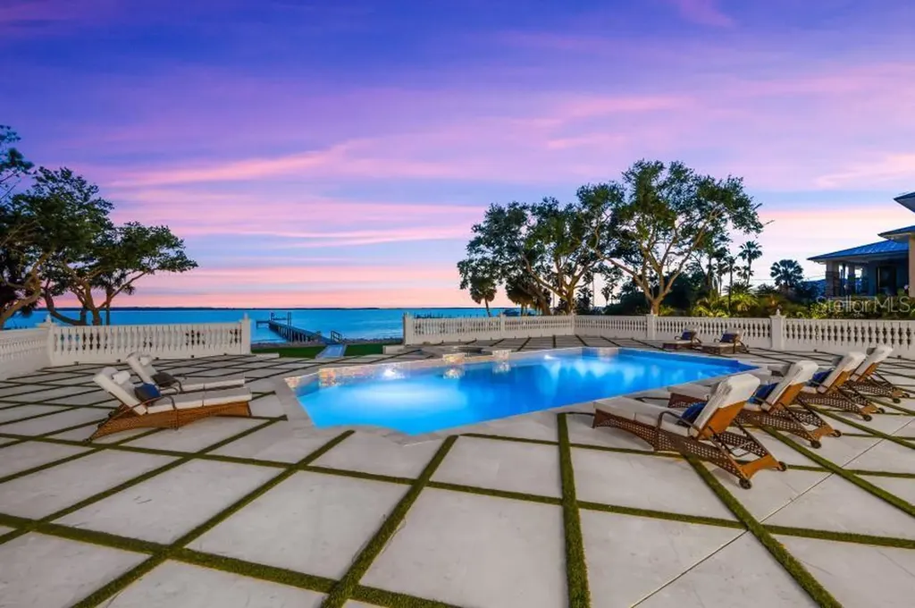 1516 Bayshore Boulevard Dunedin FL 34698