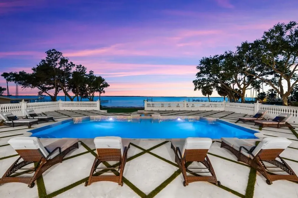 1516 Bayshore Boulevard Dunedin FL 34698