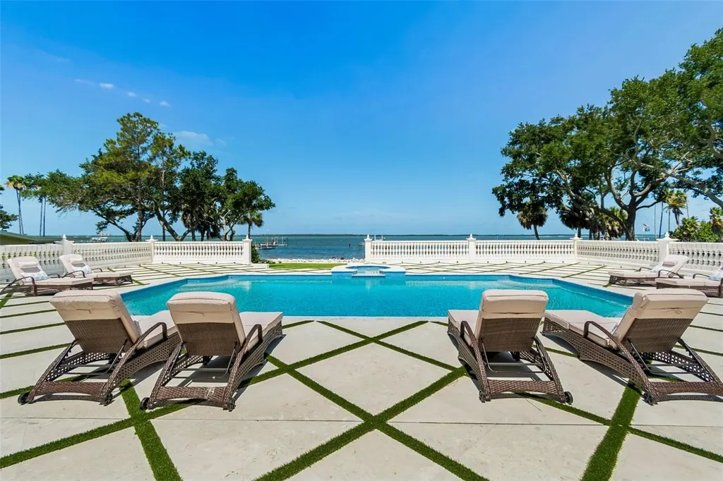 1516 Bayshore Boulevard Dunedin FL 34698