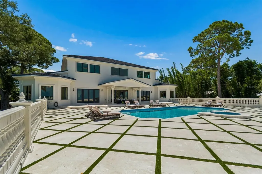 1516 Bayshore Boulevard Dunedin FL 34698