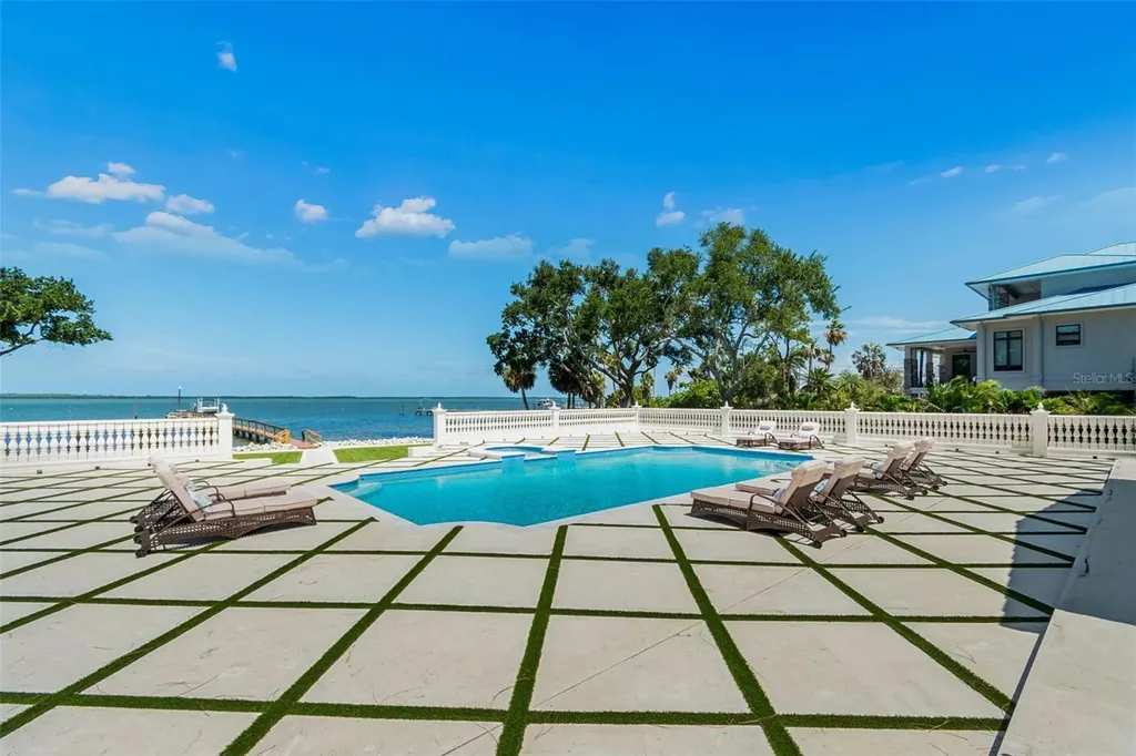 1516 Bayshore Boulevard Dunedin FL 34698