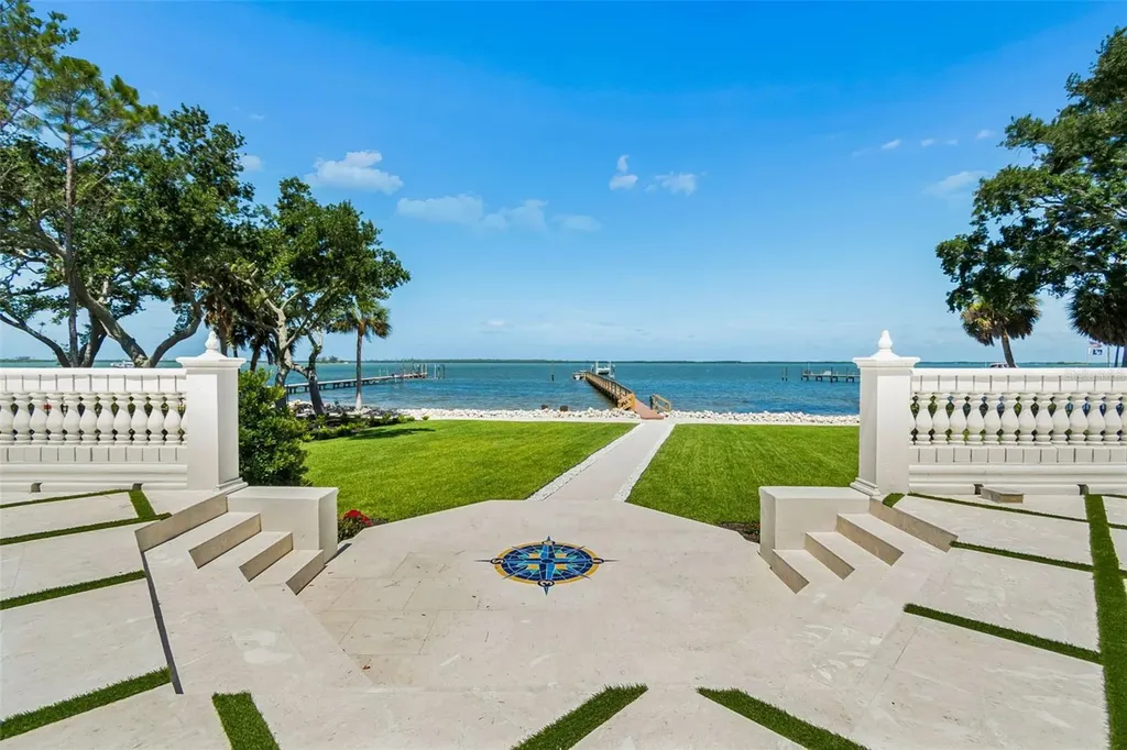 1516 Bayshore Boulevard Dunedin FL 34698