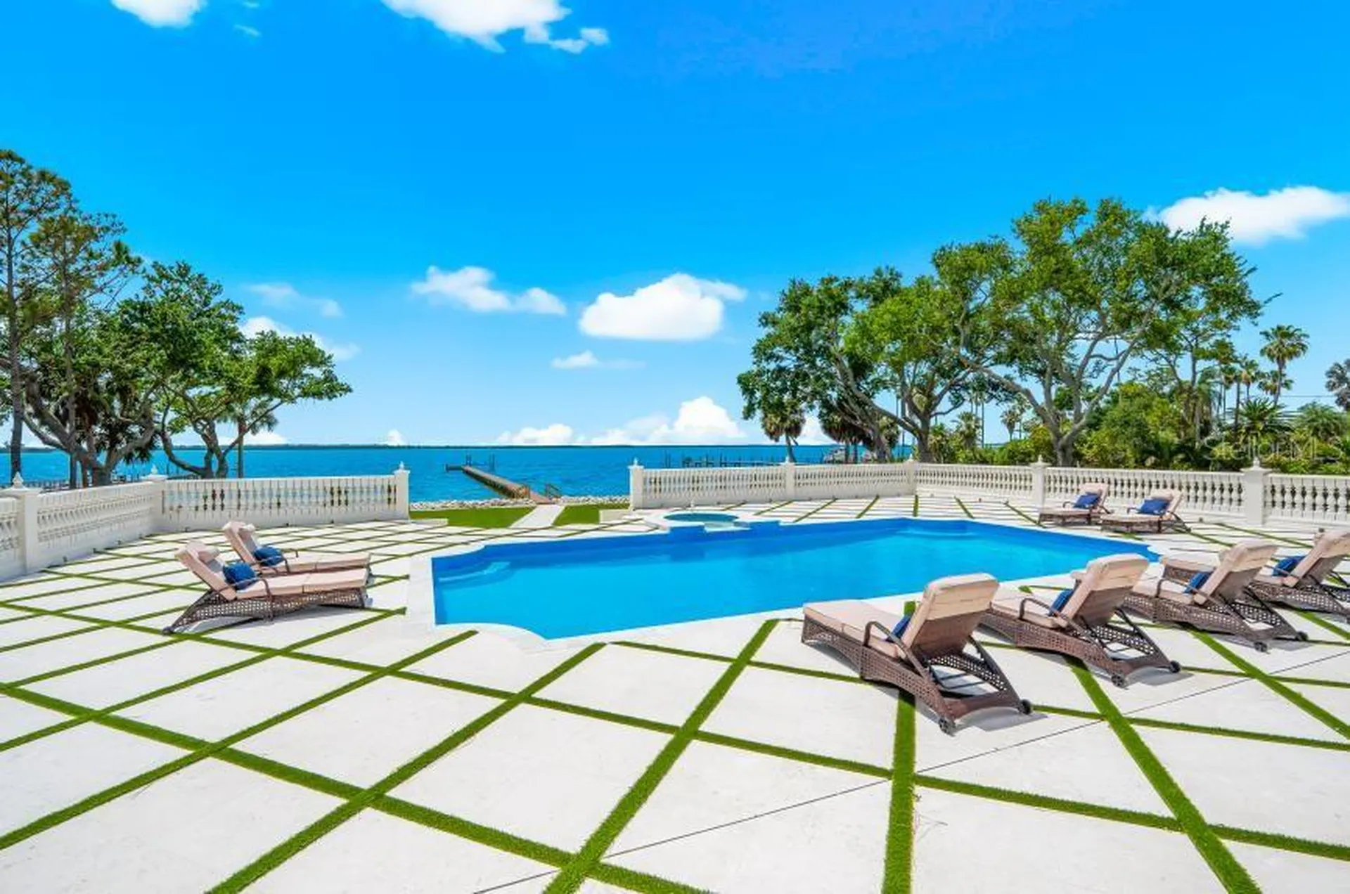 1516 Bayshore Boulevard Dunedin FL 34698