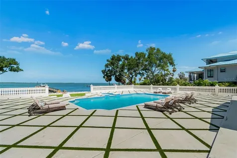 1516 Bayshore Boulevard Dunedin FL 34698