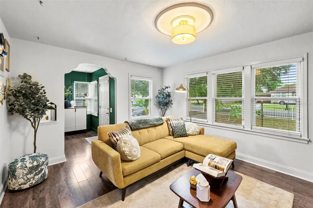 2016 E Powhatan Avenue Tampa FL 33610