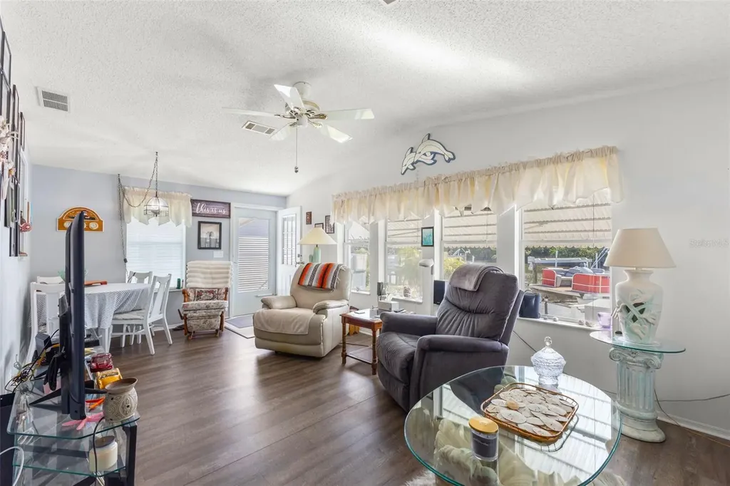 556 Mount Oak Avenue NE St Petersburg FL 33702