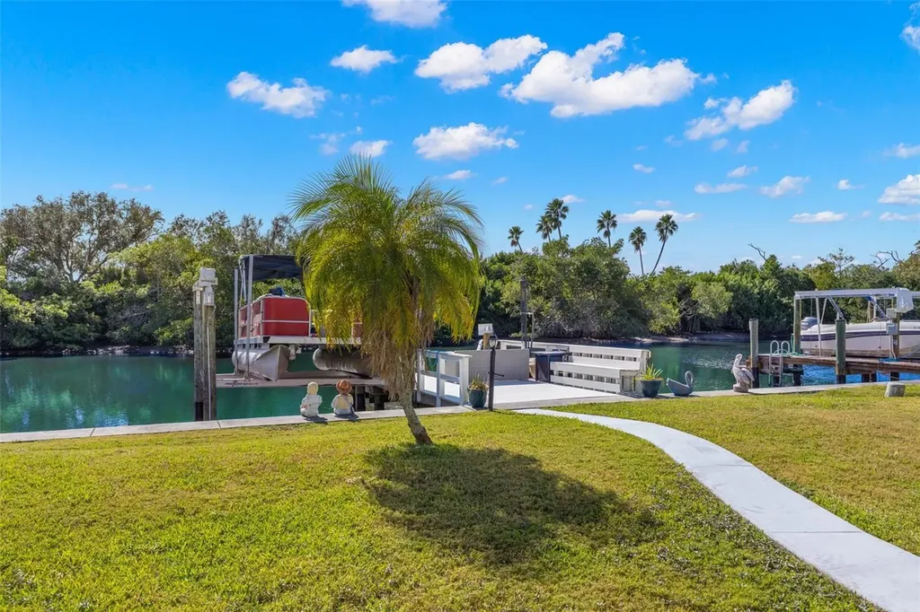 556 Mount Oak Avenue NE St Petersburg FL 33702