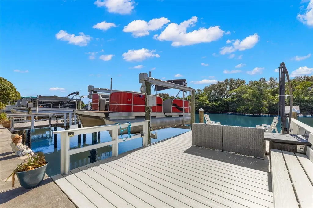556 Mount Oak Avenue NE St Petersburg FL 33702