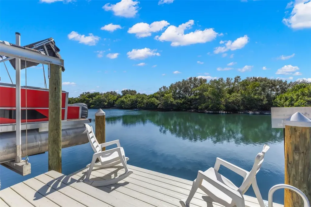 556 Mount Oak Avenue NE St Petersburg FL 33702