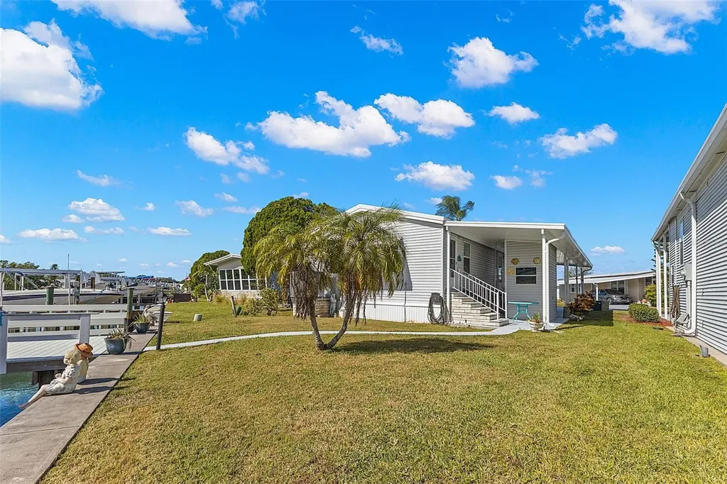 556 Mount Oak Avenue NE St Petersburg FL 33702
