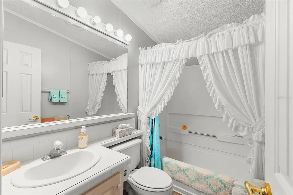 556 Mount Oak Avenue NE St Petersburg FL 33702
