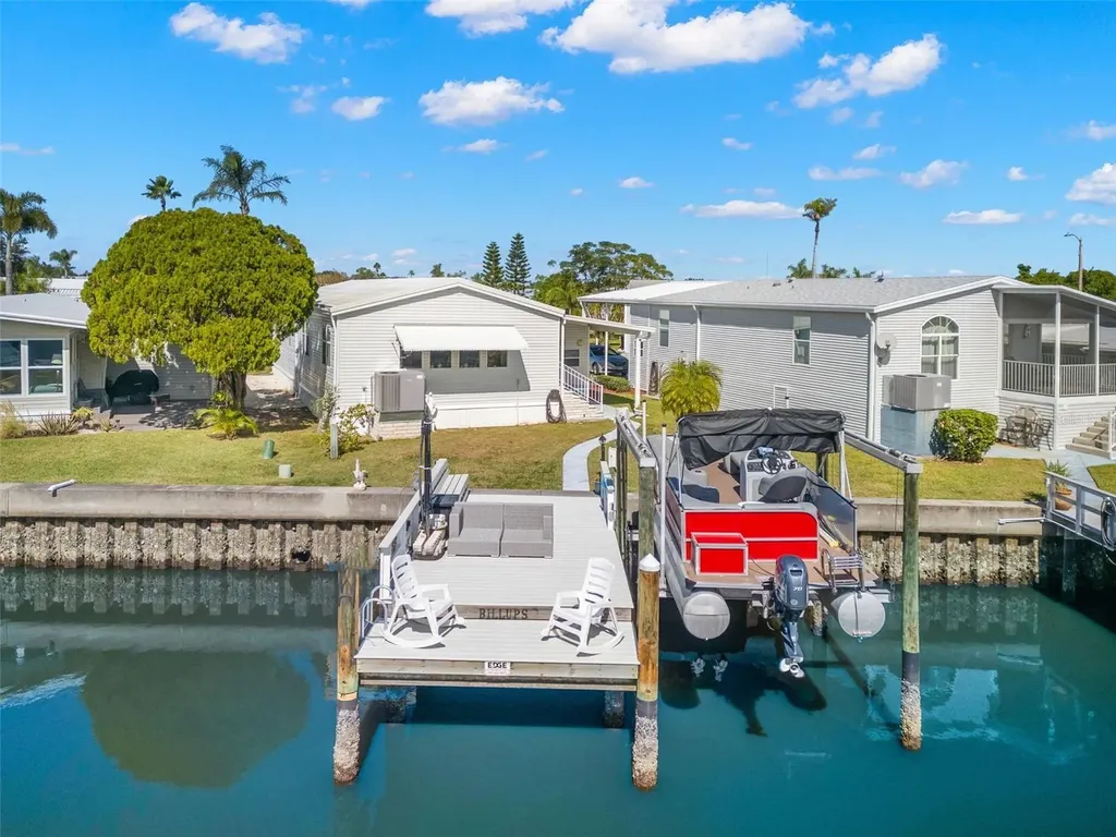 556 Mount Oak Avenue NE St Petersburg FL 33702