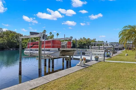 556 Mount Oak Avenue NE St Petersburg FL 33702