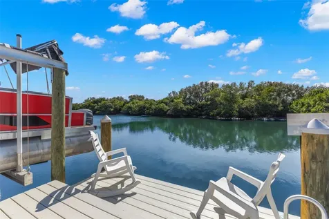 556 Mount Oak Avenue NE St Petersburg FL 33702