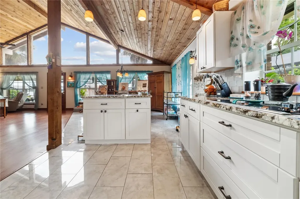285 Lakeview Drive Tarpon Springs FL 34689