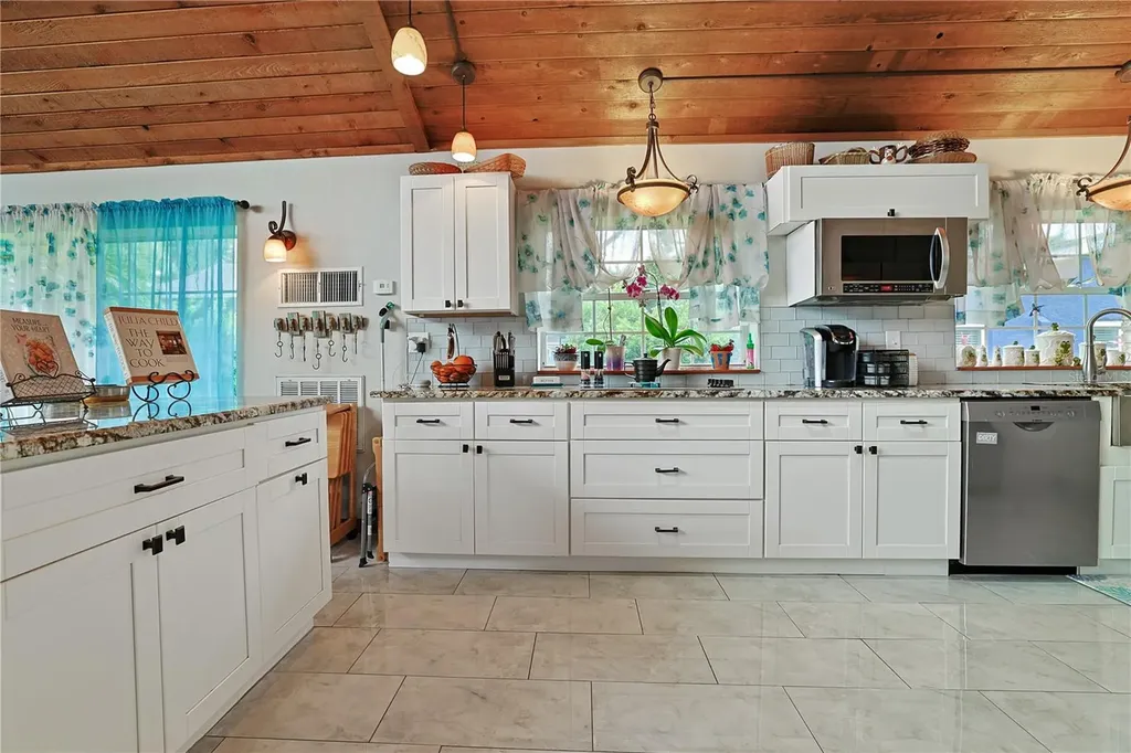 285 Lakeview Drive Tarpon Springs FL 34689