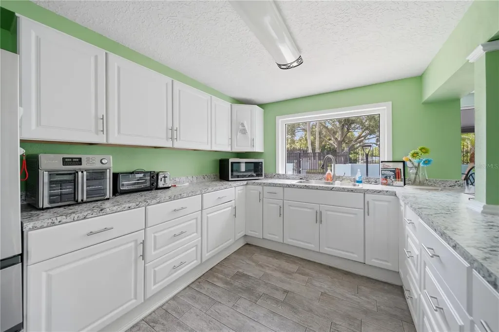 182 115th Avenue N St Petersburg FL 33716