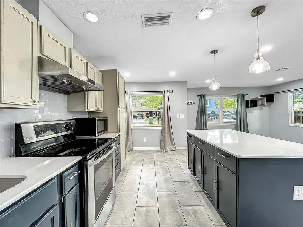 6809 S Himes Avenue Tampa FL 33611
