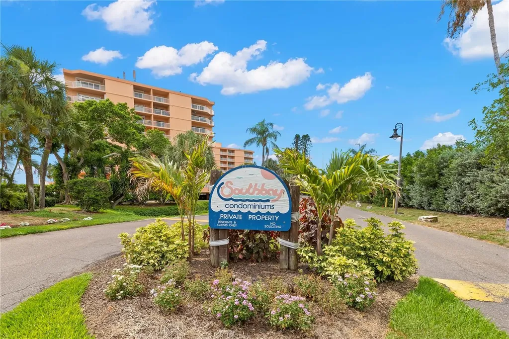7432 Sunshine Skyway Lane S St Petersburg FL 33711