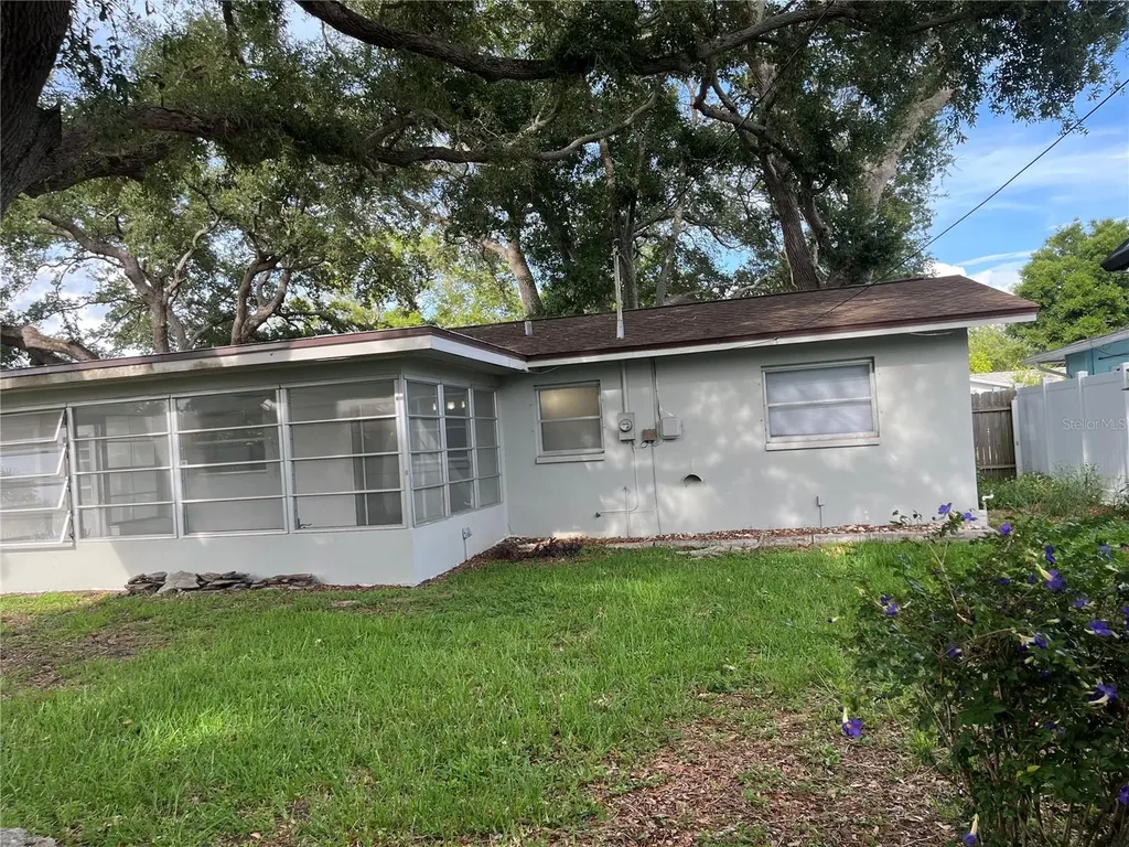 528 E Lake Drive Largo FL 33771
