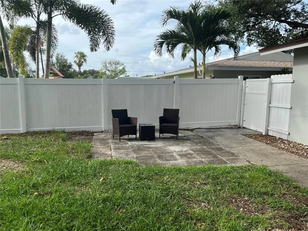 528 E Lake Drive Largo FL 33771