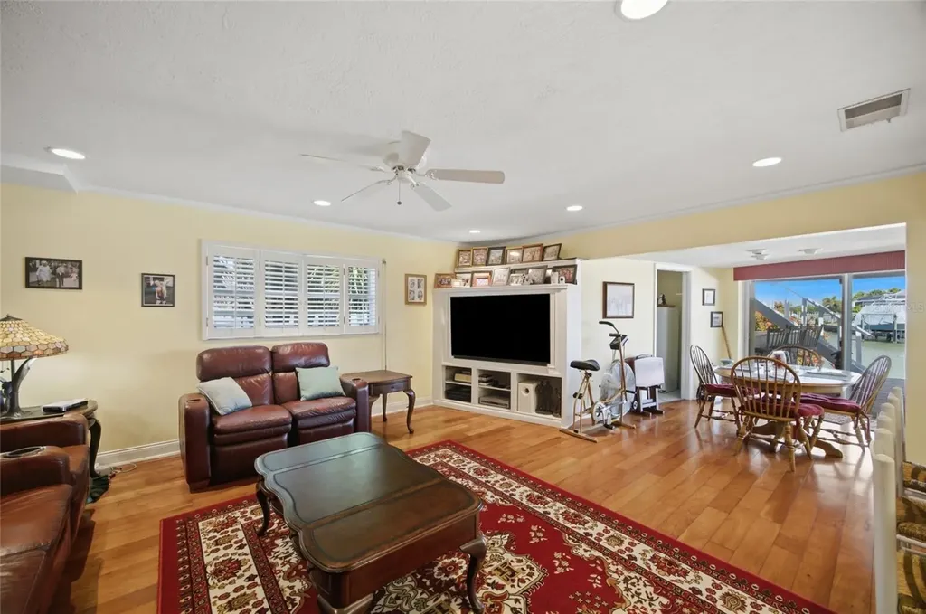 4912 58th Avenue S St Petersburg FL 33715