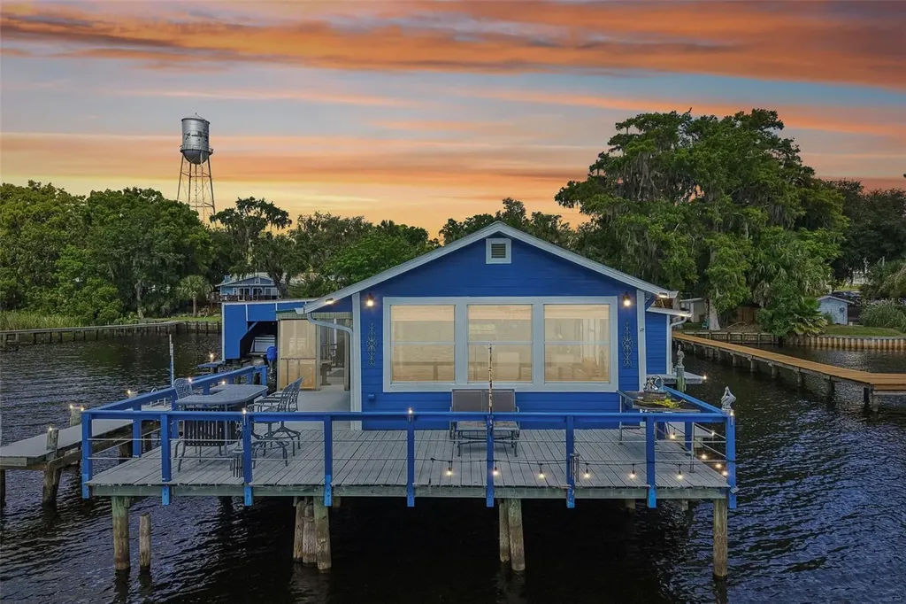 21 S Lake Street Crescent City FL 32112