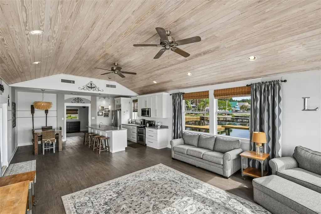 21 S Lake Street Crescent City FL 32112