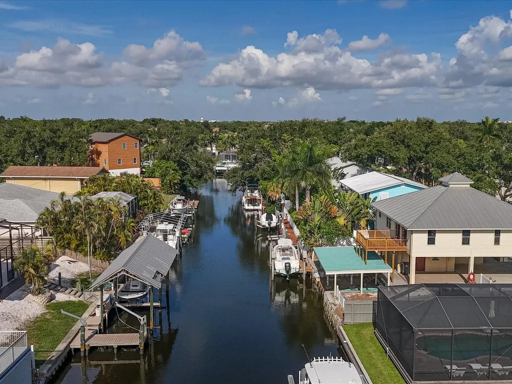 4212 3rd Avenue NE Bradenton FL 34208