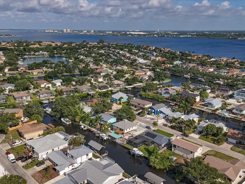 4212 3rd Avenue NE Bradenton FL 34208