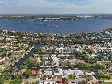 4212 3rd Avenue NE Bradenton FL 34208