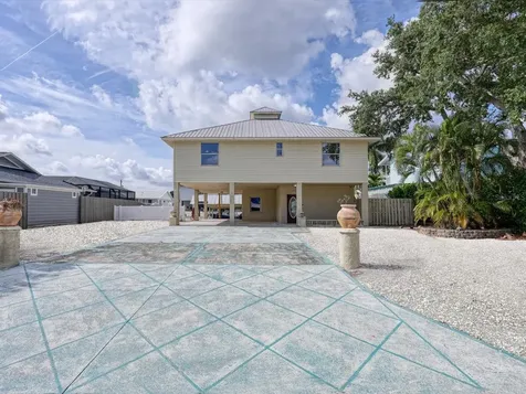4212 3rd Avenue NE Bradenton FL 34208