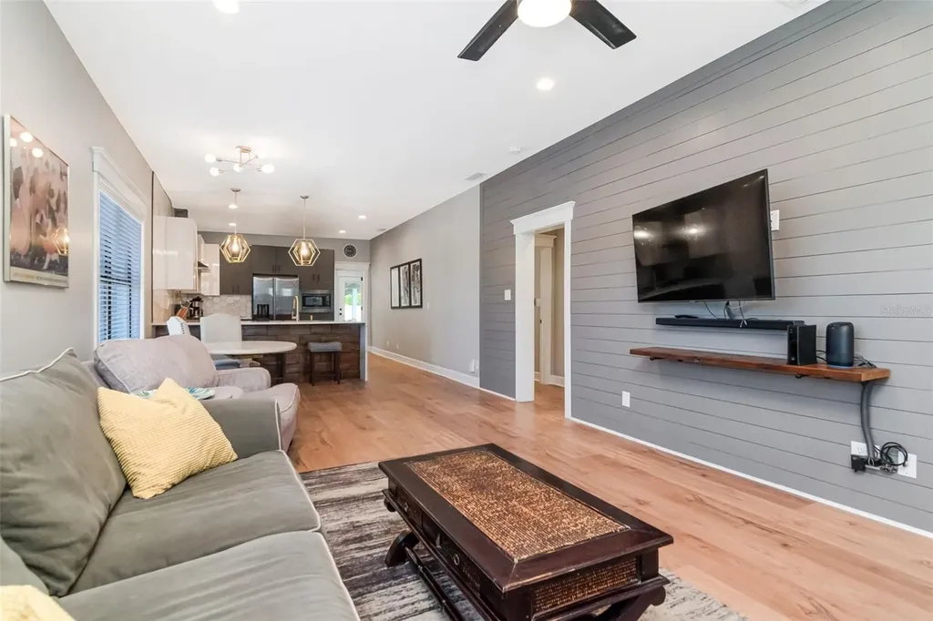 2507 W Gray Street Tampa FL 33609