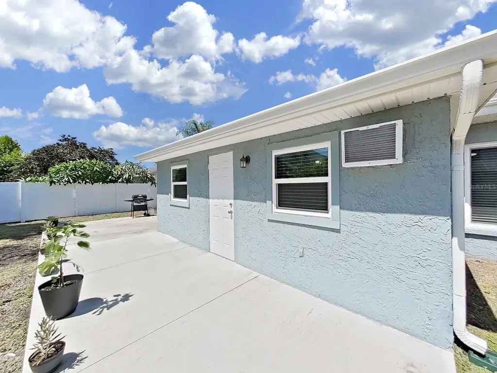 1004 Peninsula Avenue Tarpon Springs FL 34689