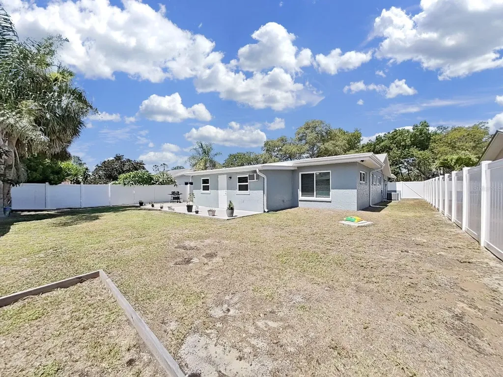 1004 Peninsula Avenue Tarpon Springs FL 34689